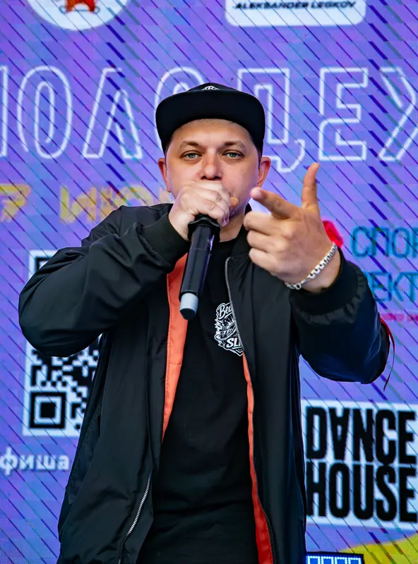 Портрет Слайка во время концертного выступления